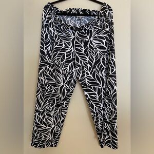 Monochrome Leaf Pattern Cropped Pants